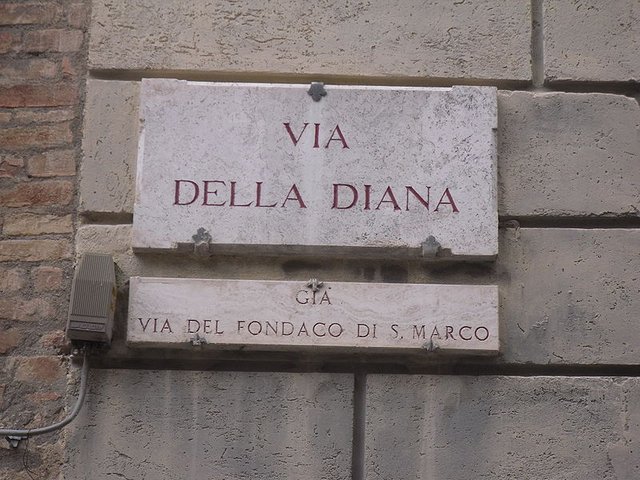 800px-Via_della_Diana_-_Siena.JPG