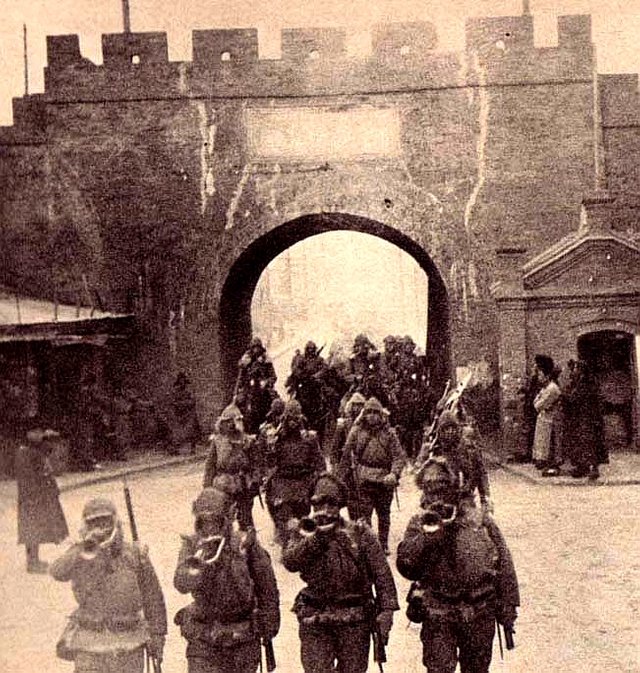 Japanese_troops_entering_Tsitsihar.jpg
