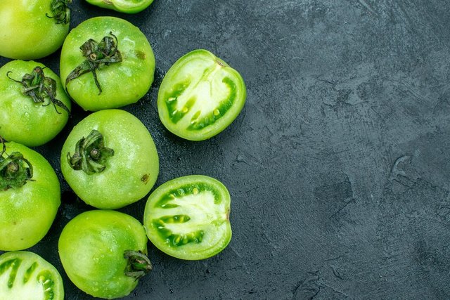 top-view-cut-tomatoes-green-tomatoes-dark-background_140725-145935.jpg