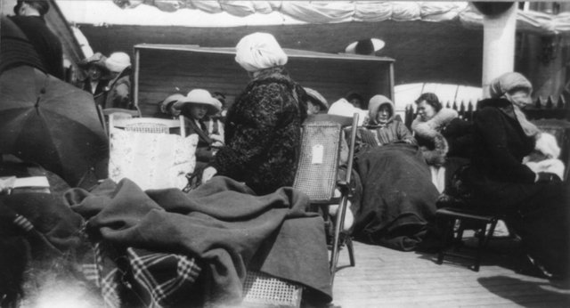 Titanic_survivors_on_the_Carpathia,_1912.jpg