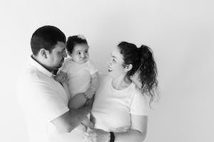 free-photo-of-portrait-of-family-in-black-and-white.jpeg