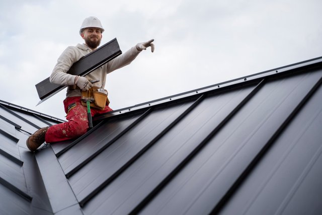 full-shot-smiley-man-working-roof.jpg
