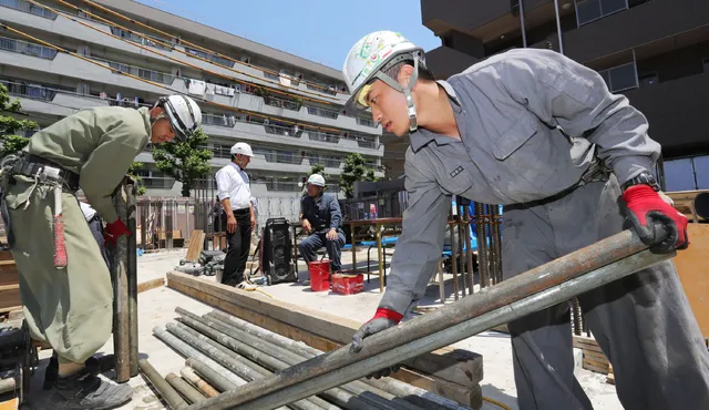 Thực tập sinh kỹ năng nước ngoài làm việc tại công trường xây dựng ở Tokyo. 