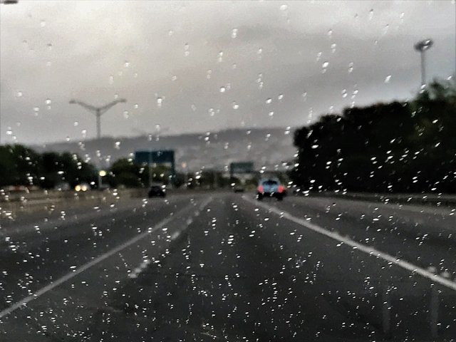 rain on windshield 1024.jpg