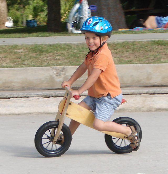 Kids_balance_bike_(Kinderlaufrad).jpg