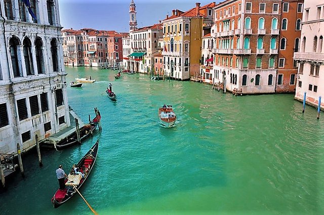 800px-Hotel_Ca_Sagredo_-_Grand_Canal_-_Rialto_-_Venice_Italy_Venezia_-_Creative_Commons_by_gnuckx_(4965549251).jpg