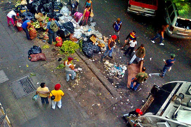Fotos-de-Venezolanos-Comiendo-en-la-Basura-de-lo-que-no-se-conversa-en-el-DIÁLOGO-de-cogollos-MUD-PSUV-2.jpg