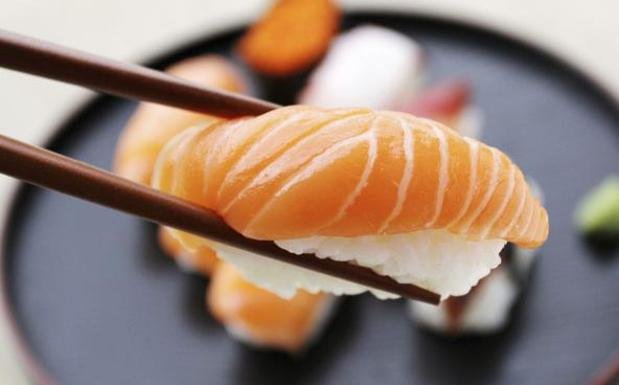 sushi-kbj-U43320159297623AuG-593x443@Corriere-Web-Sezioni-kmcE-U4344013953309zFE-620x385@Cucina-Web.jpg