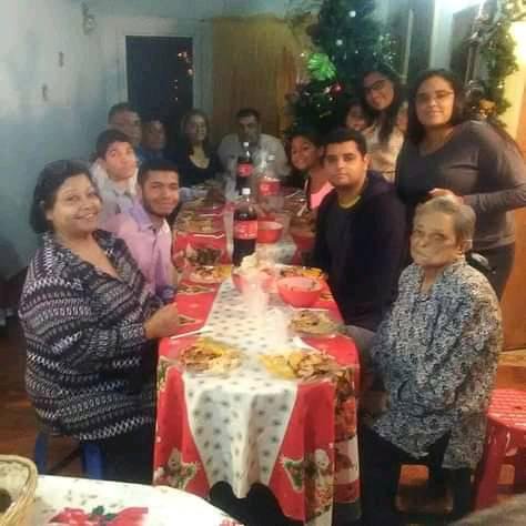 Familia en cena de navidad.jpg