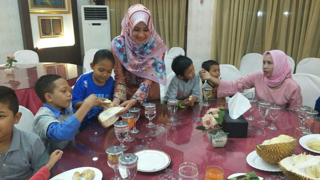 Foto makan bersama anak penderita kanker.jpg