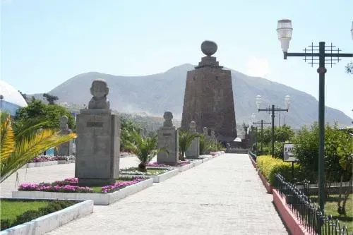 MITAD-DEL-MUNDO-MONUMENTO-ORNAMENTAL-QUITO.webp