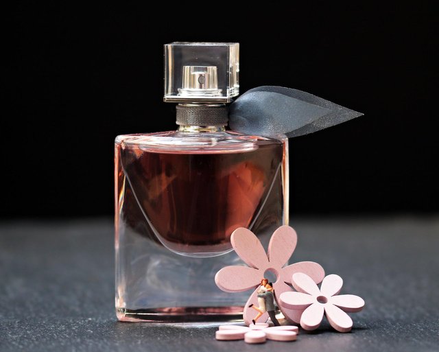 perfume-gb986bcd74_1920.jpg