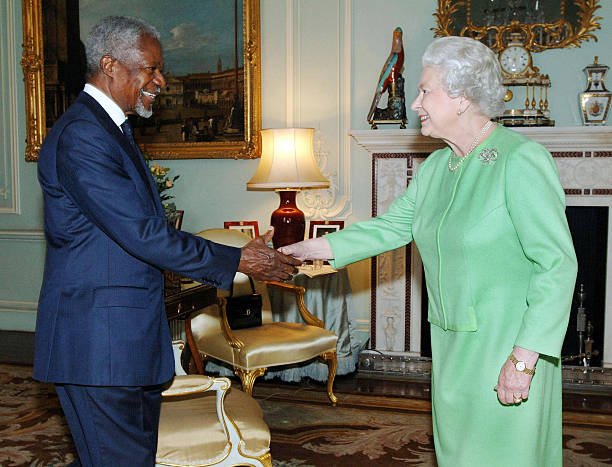 queen-elizabeth-ll-invests-former-secretarygeneral-of-the-united-picture-id115491845.jpg