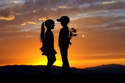 Atardecer pareja niños .jpg