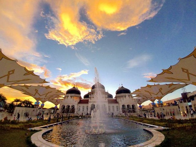 Masjid-Raya-Baiturrahman-adalah-salah-satu-ikon-utama-Banda-Aceh-via-@ibnoesoan.jpg