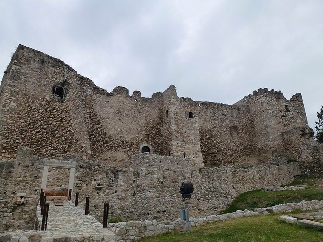 1024px-Patras'_castle_from_up_close.jpg