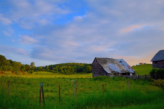 barn-clouds-country-462110.jpg
