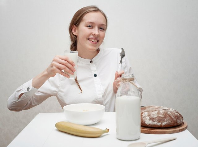 front-view-smiley-girl-having-breakfast_23-2148399138.jpg