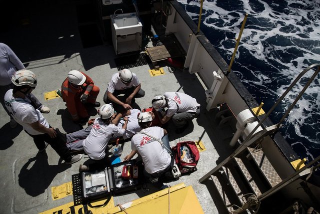 El equipo de SOS Mediterranée se acerca a la patera