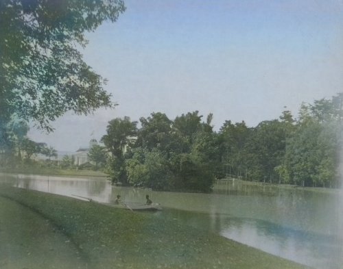 Perahu di dekat Istana Bogor, 1880. Stoop. Colorized..jpg