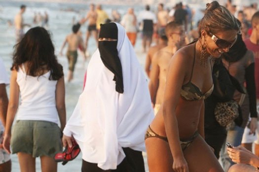 Arab-Saudi-Izinkan-Wanita-Pakai-Bikini.jpg