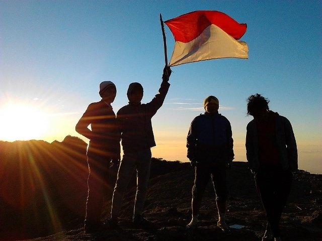 siluet bendera indonesia.jpg