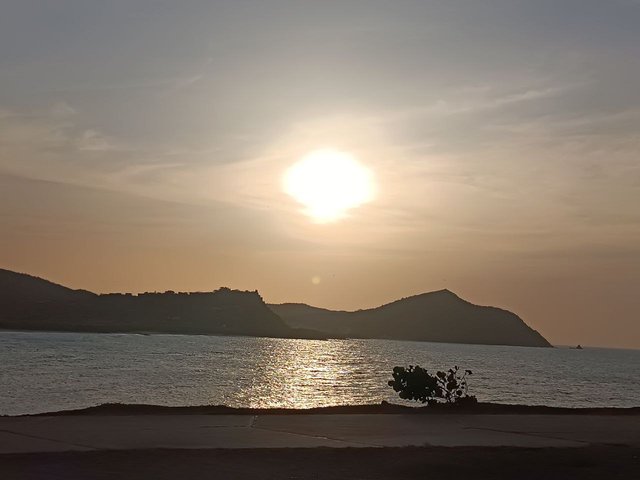 El sol acercandose al mar.jpg