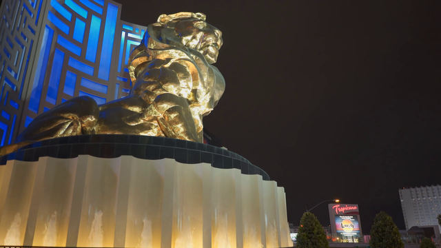 videoblocks-a-night-shot-of-the-golden-mgm-grand-lion-at-las-vegas-in-nevada-usa_sxx-dl8tzw_thumbnail-full01.png