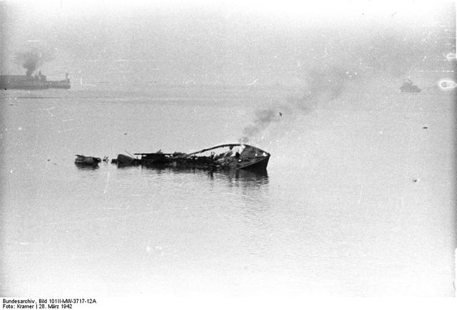 Bundesarchiv_Bild_101II-MW-3717-12A,_St._Nazaire,_zerstörtes_britisches_Schiff.jpg