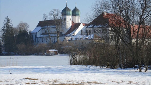 Kloster-Seeon-winterliches_by_bratispixl_via_FlickR_CC_BY-NC_2-0_20942701528_184ac208fd_o-BS-TB-Web.jpg