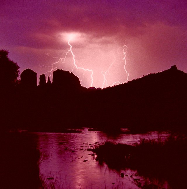 oak creek lightning- 7x7.jpg