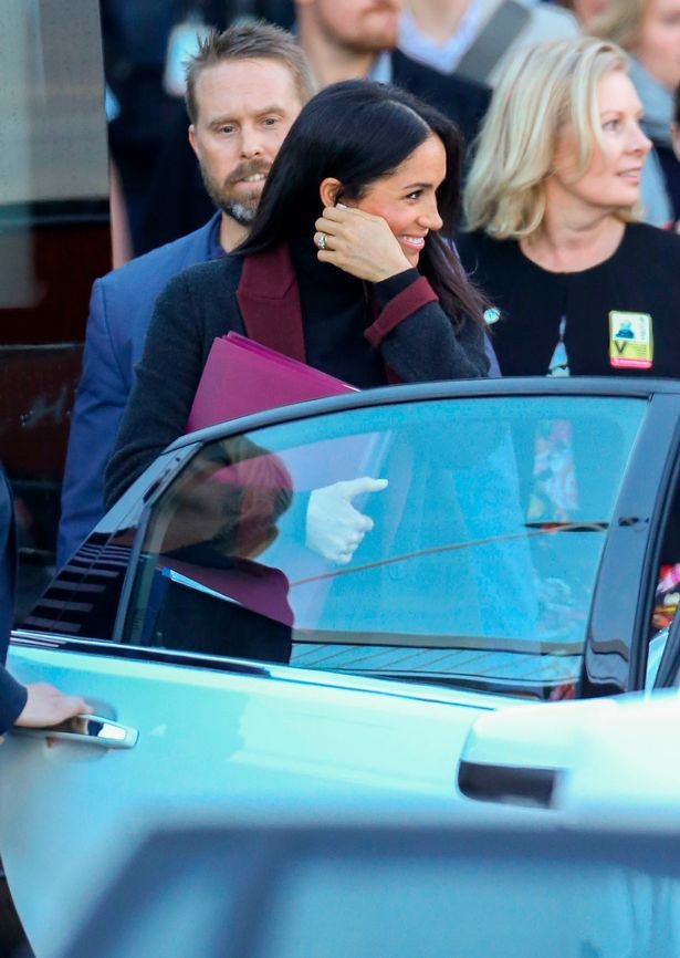 0_NO-MAIL-ONLINE-Prince-Harry-and-Meghan-Markle-The-Duke-and-Duchess-of-Sussex-arrive-at-Sydney-air.jpg