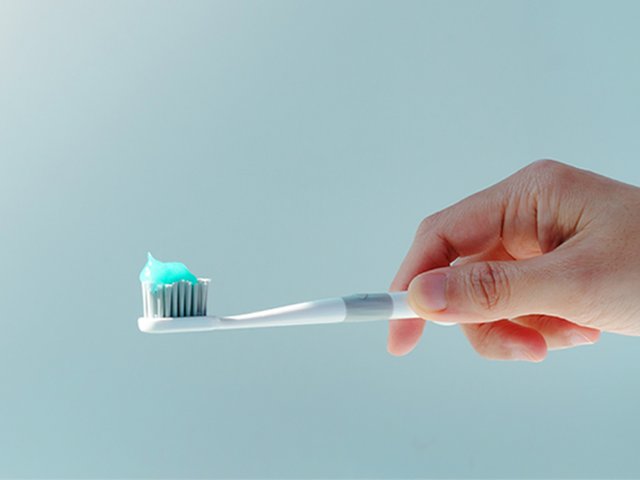 toothbrush_and_toothpaste_in_hand-732x549-thumbnail.jpg