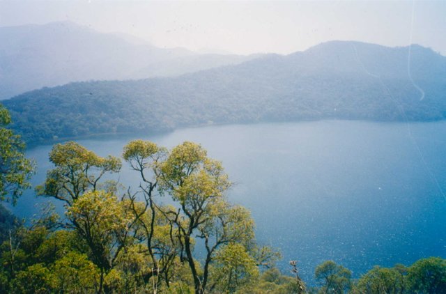 Lake_Oku_Cameroon.jpg