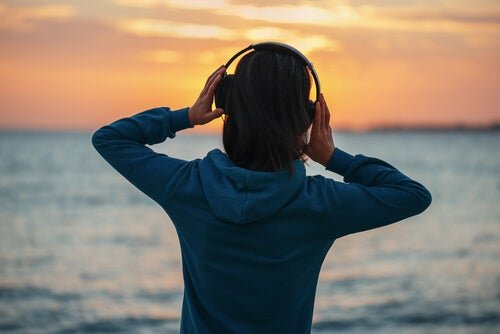 mujer-escuchando-musica-mirando-mar.jpg