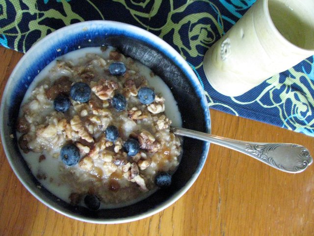 Oatmeal,_blueberries_and_almond_milk.jpg