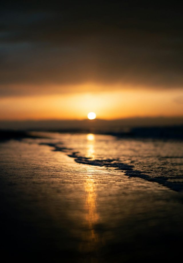 free-photo-of-serene-sunset-over-calm-ocean-waves.jpeg