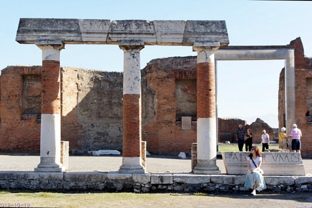 b-EU121019-174545.jpg