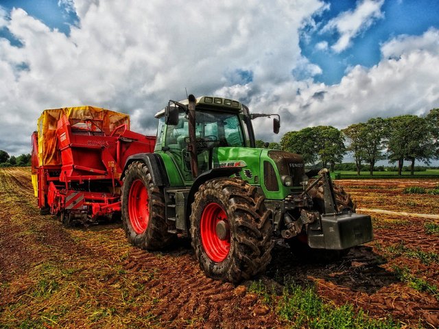 tractor-385681_1920 (1).jpg