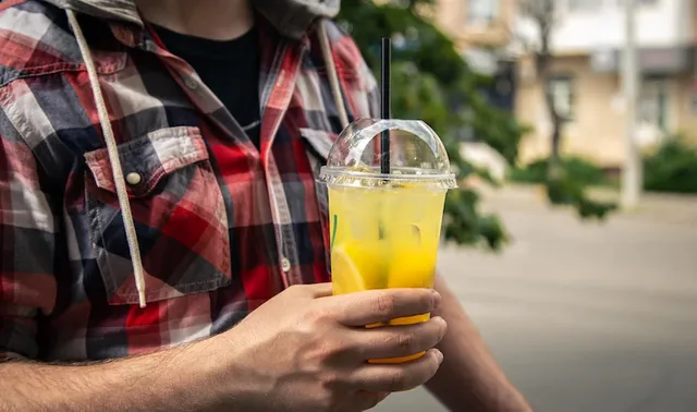 closeup-glass-lemonade-male-hands_169016-21783.webp