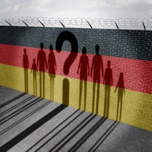 Deutschland-Mauer-Fragezeichen-Menschen-Schatten-deutsche-Bundesregierung-verbietet-Libra-e1568449290663.jpg