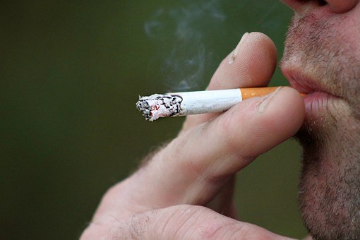 hombre fumando pixabay.jpg