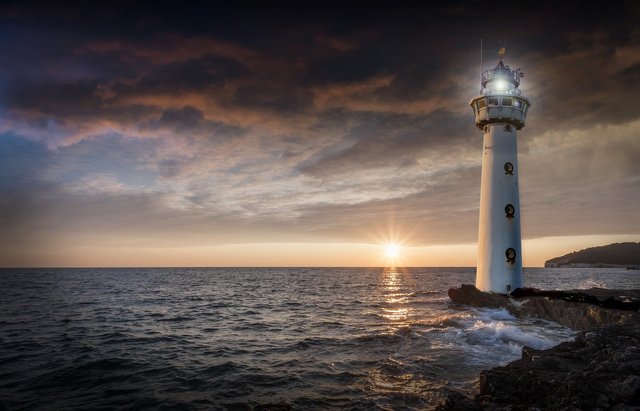 lighthouse-gd372d4327_1920.jpg