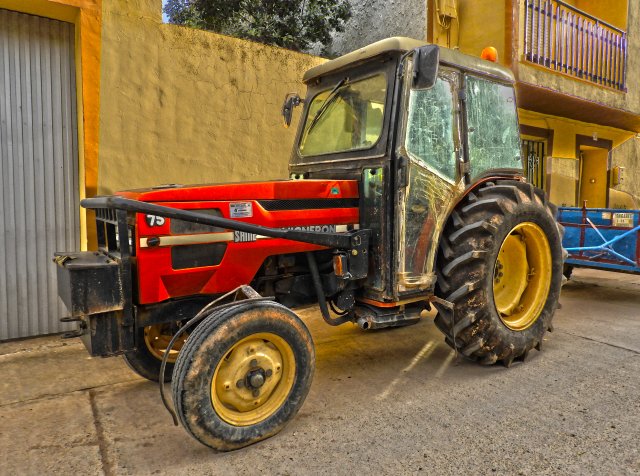 TRACTOR HDR.jpg