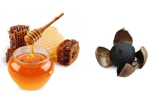 Soak-black-garlic-with-honey.png