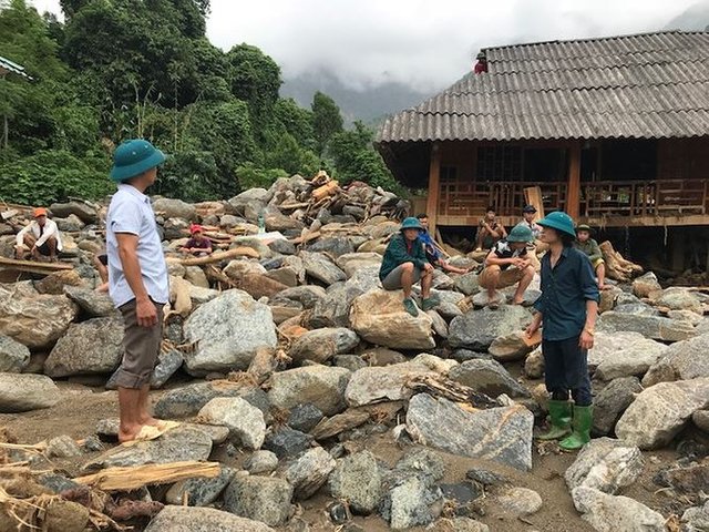 cảnh tượng kinh hoàng sau lũ đá.jpg