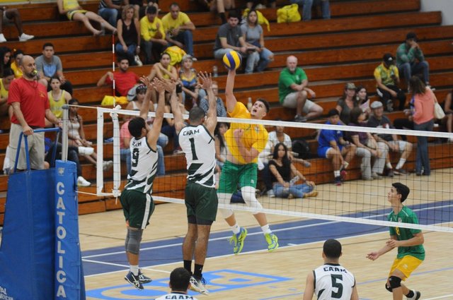 La-Universidad-Interamericana-le-ganaron-al-Colegio-en-ambas-ramas-en-la-continuación-del-voleibol.-L.-Minguela-LAI-e1513616036625.jpg