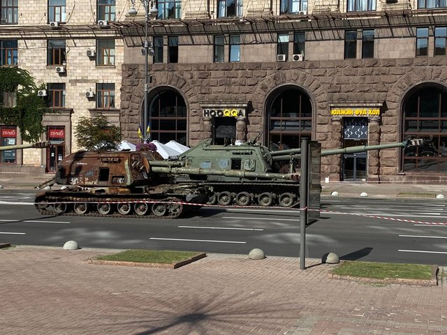 Знищена російська техніка 13 виставка на Хрещатику.jpg