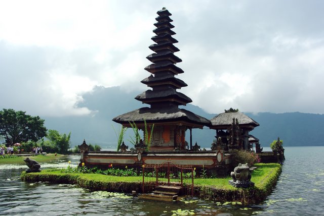 bali-bratan-lake-indonesia-161207.jpg