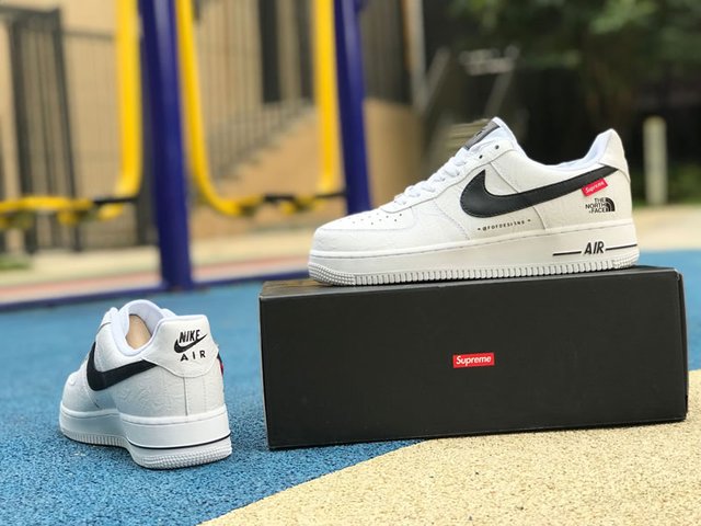 Supreme north face air 2025 force 1